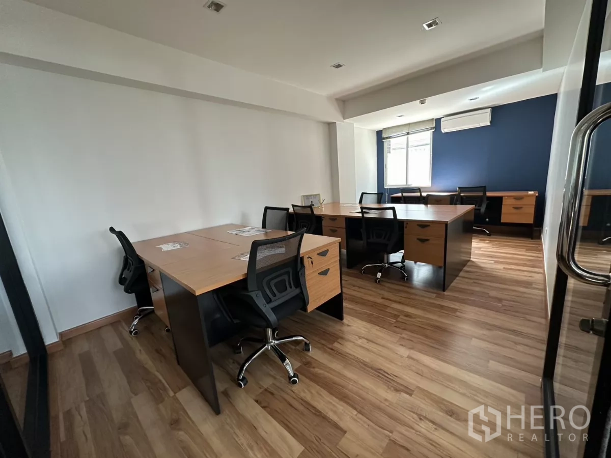 办公空间 出租在Watthana, Bangkok - 次要工作区，木地板、多张办公桌与分体空调。