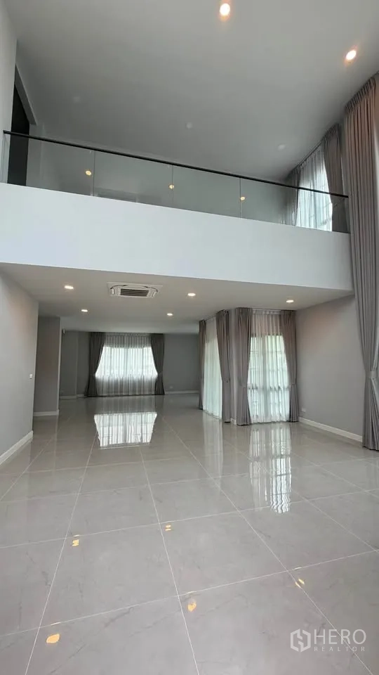 Detached House for rent in Bang Phli, Samut Prakan - Double-height lounge with mezzanine and towering drapery.