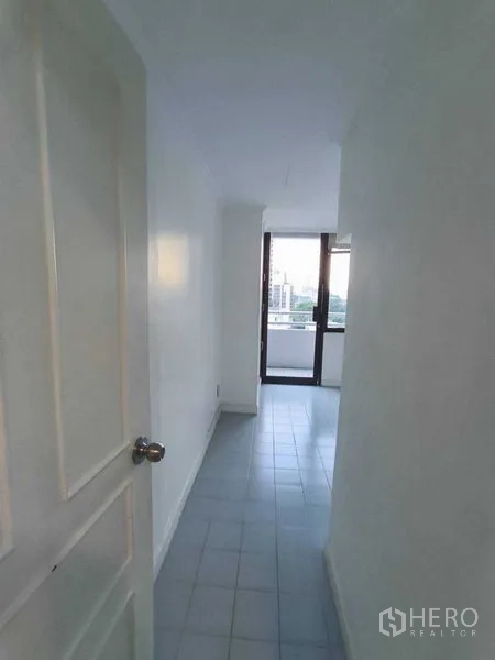 คอนโด ให้เช่าในWatthana, Bangkok - ทางเดินปูกระเบื้องนำไปสู่ระเบียง มองเห็นวิวเมือง