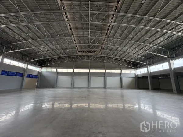 คลังสินค้า ให้เช่าในMueang Samut Prakan, Samut Prakan - ฮอลล์คลังสินค้าสว่าง เพดานสูง พื้นคอนกรีตเรียบ