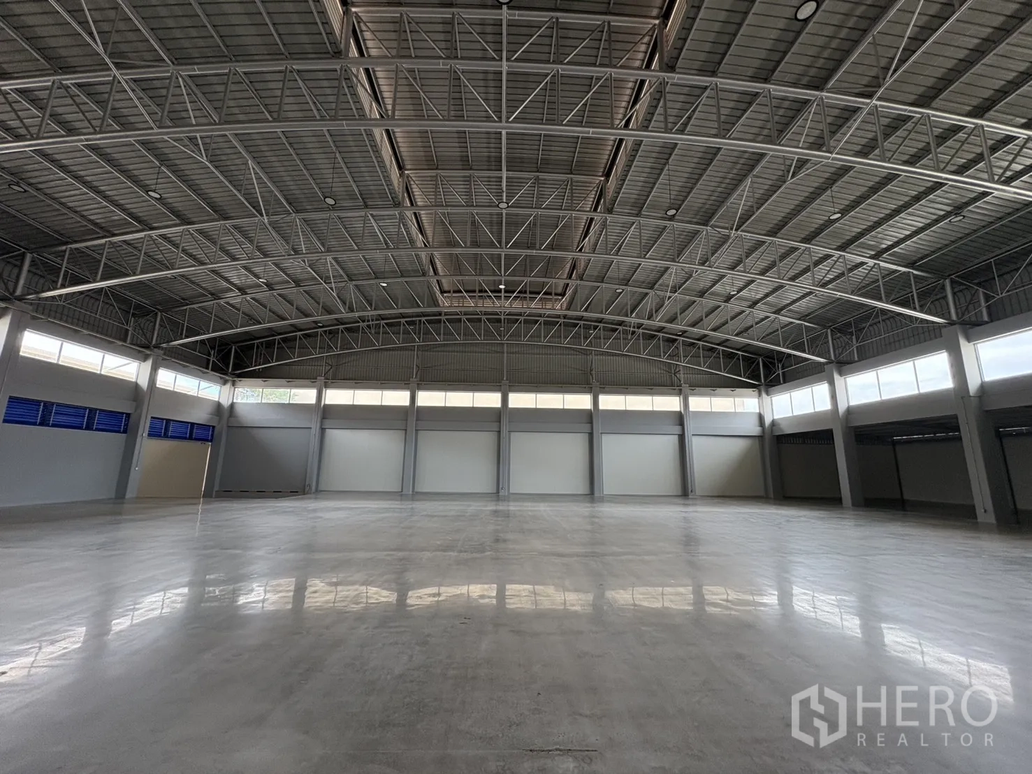 คลังสินค้า ให้เช่าในMueang Samut Prakan, Samut Prakan - ฮอลล์คลังสินค้าสว่าง เพดานสูง พื้นคอนกรีตเรียบ