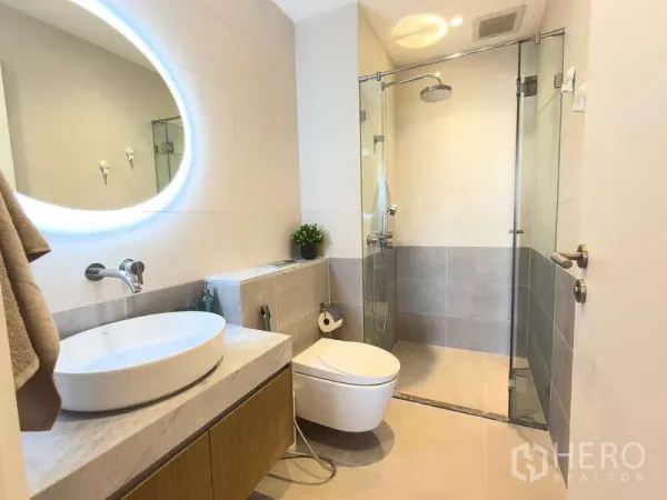 อพาร์ทเมนท์ ให้เช่า - ห้องน้ำโมเดิร์นพร้อมตู้กระจกอาบน้ำเรนชาวเวอร์ กระจกไฟซ่อน และเคาน์เตอร์ลอย