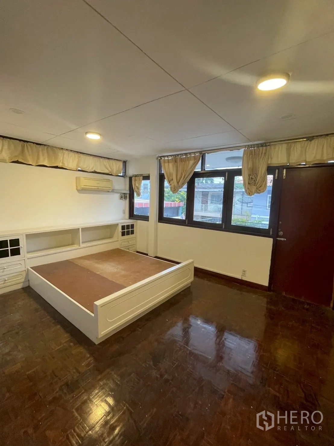 独立式住宅 出租在Watthana, Bangkok - 卧室配大窗、内置平台床、空调与木地板。