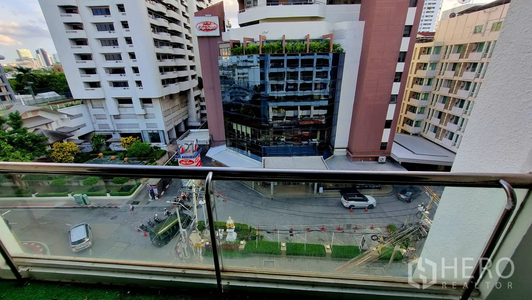 公寓 出租在Watthana, Bangkok - 卫浴洗手台与镜子，墙面铺砖。