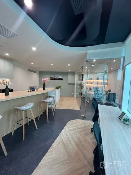 สำนักงาน ให้เช่า - สำนักงานโอเพ่นสเปซ เคาน์เตอร์บาร์ ย่านทำงาน และห้องส่วนตัวกระจก