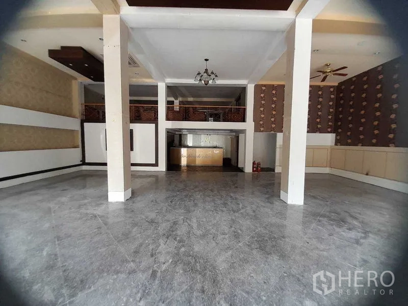 อาคารพาณิชย์ ให้เช่าในHuai Khwang, Bangkok - โถงอาคารพาณิชย์โล่งกว้าง เพดานสูง มีเสา ชั้นลอย โคมแชนเดอเลียร์ และเคาน์เตอร์ต้อนรับ