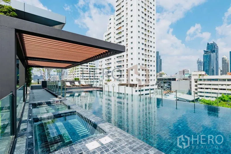 คอนโด ขาย - สระว่ายน้ำอินฟินิตี้บนดาดฟ้าพร้อมเดคอาบแดดและวิวเมือง