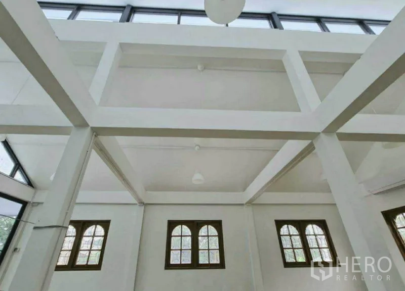 สำนักงานที่บ้าน ให้เช่าในLat Phrao, Bangkok - รายละเอียดคานเพดานสูงและช่องแสงเหนือรับแสงธรรมชาติ