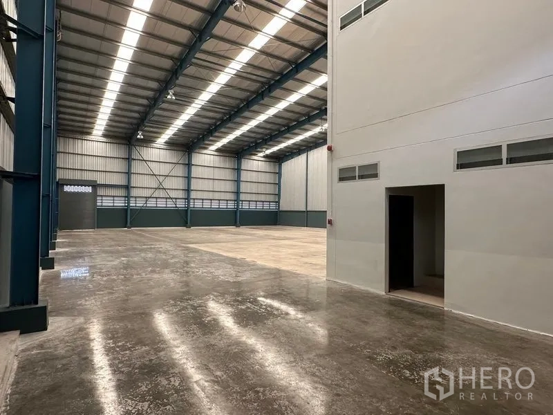 โรงงาน ให้เช่าในBang Phli, Samut Prakan - ทางเดินในโกดังข้างผนังสำนักงาน พร้อมพื้นขัดมันและประตูทางเข้า