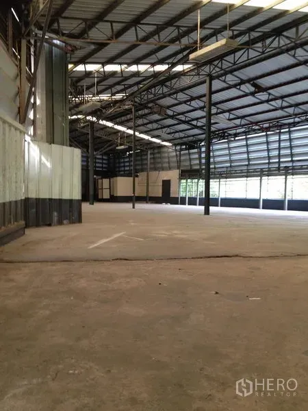 货栈 出租在Bang Khen, Bangkok - 开放式仓储大厅，高挑屋顶、钢柱与平整混凝土地坪。