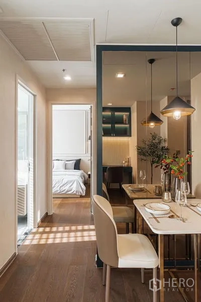 คอนโด ให้เช่าในKhlong Toei, Bangkok - มุมทานอาหารกะทัดรัดพร้อมโคมไฟแขวน มองเห็นทางเข้าห้องนอนและโต๊ะทำงาน