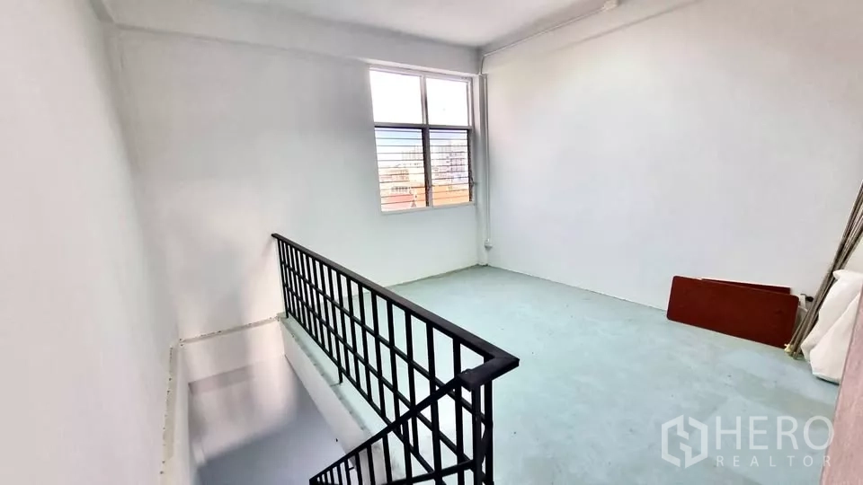 ทาวน์เฮาส์ ให้เช่าในHuai Khwang, Bangkok - โถงบันไดชั้นบน มีหน้าต่างและราวเหล็ก ผนังสีขาว