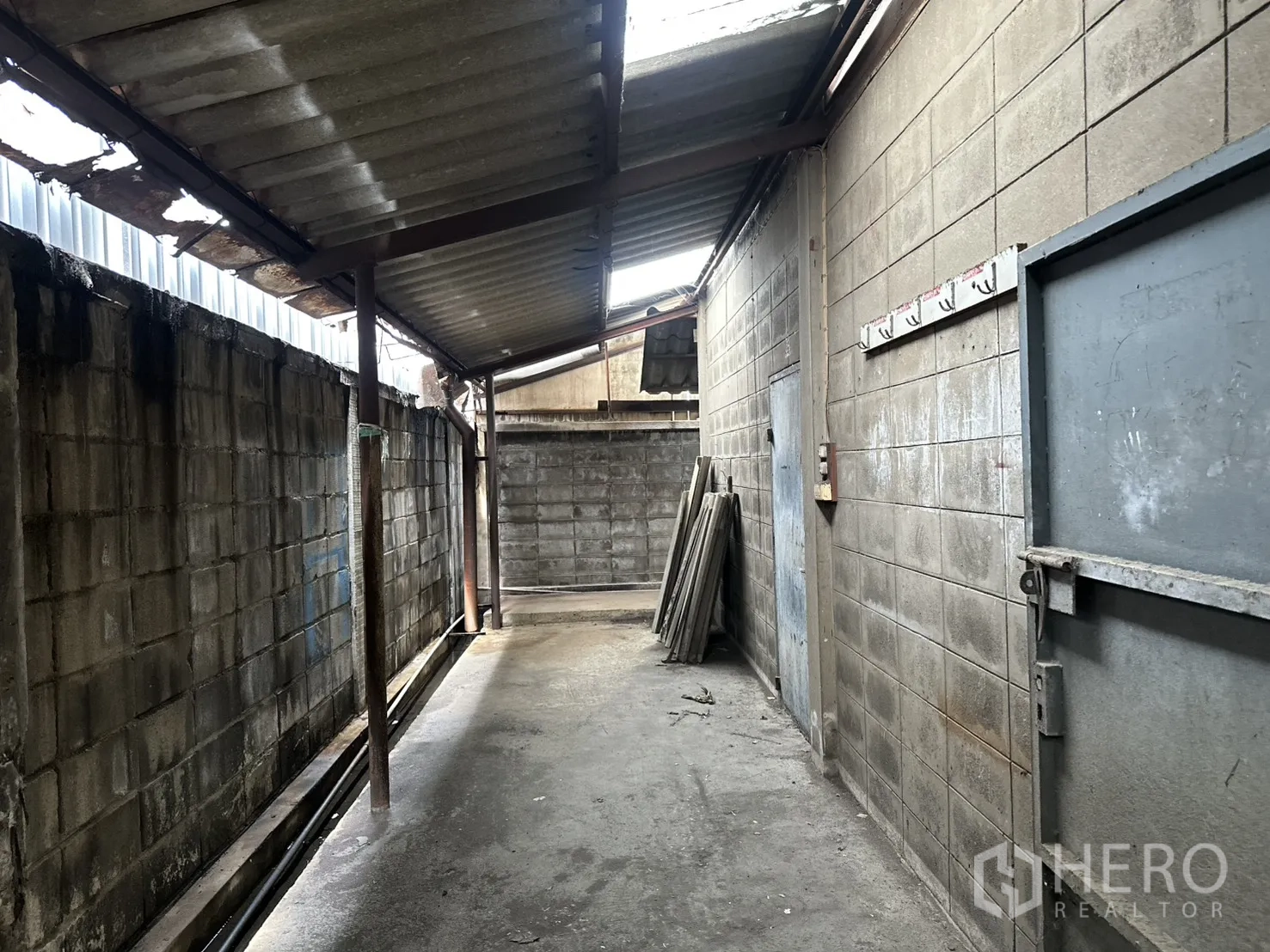 โกดัง for rent in Phra Khanong, Bangkok - ทางเดินแคบติดโกดัง หลังคาลอนเหล็กและผนังบล็อก