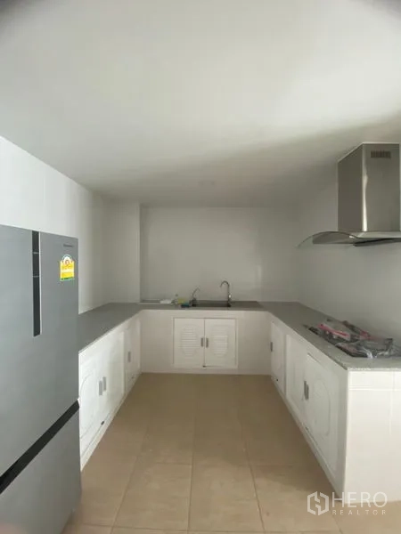 公寓 出租在Sathon, Bangkok - 独立封闭式厨房，L形操作台，不锈钢油烟机，双水槽与冰箱。