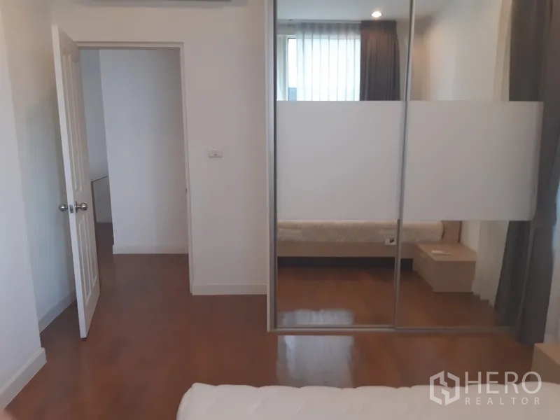 คอนโด ให้เช่าในKhlong Toei, Bangkok - ห้องนอนพร้อมตู้เสื้อผ้าบานกระจกสไลด์และพื้นไม้