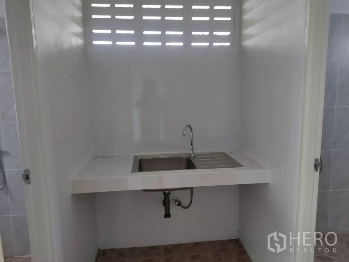 工厂 出售在Khlong Toei, Bangkok - 实用水槽区，配不锈钢洗涤槽与滴水板。