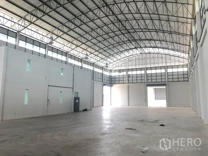 โรงงาน ให้เช่าในLam Luk Ka, Pathum Thani - ฮอลล์ผลิตงานแบบไร้เสากลาง สว่าง โปร่ง มีประตูม้วนสองด้านและหลังคาโครงถัก