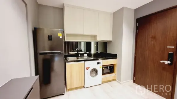 คอนโด ขายในWatthana, Bangkok - ครัวขนาดกะทัดรัดพร้อมตู้เย็นสแตนเลส อ่างล้างจาน เครื่องซักผ้า และตู้บิลท์อิน
