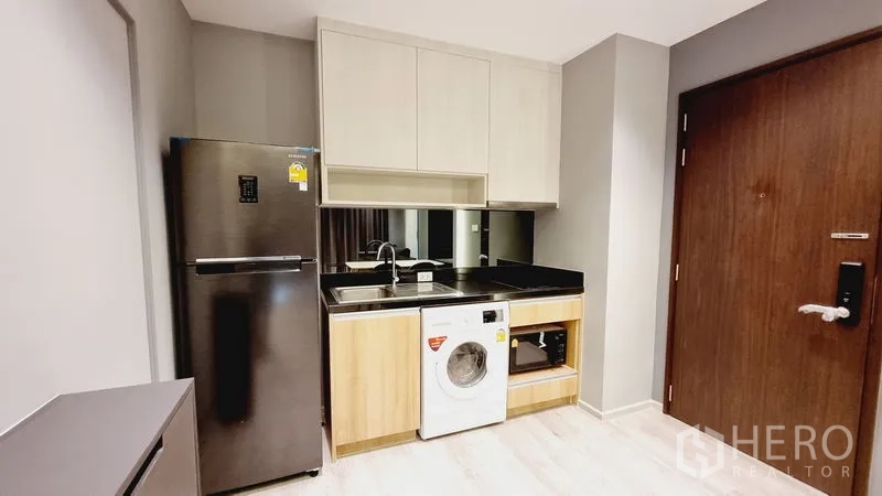 คอนโด ขายในWatthana, Bangkok - ครัวขนาดกะทัดรัดพร้อมตู้เย็นสแตนเลส อ่างล้างจาน เครื่องซักผ้า และตู้บิลท์อิน