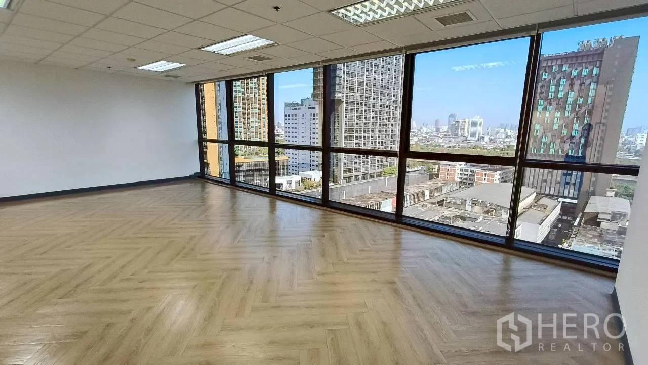 办公空间 for rent in Ratchathewi, Bangkok - 沿窗开放空间，俯瞰高楼景致与木地板