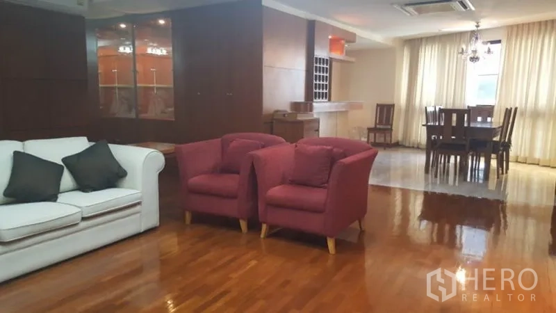 คอนโด ให้เช่าในKhlong Toei, Bangkok - ห้องนั่งเล่นและรับประทานอาหารแบบโอเพนแพลน พื้นไม้เงางาม พร้อมโซฟาเซ็ต