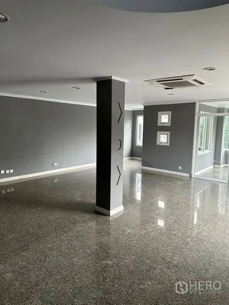 ทาวน์เฮาส์ ให้เช่าในBang Kapi, Bangkok - พื้นที่นั่งเล่นกว้าง ปูหินเงา พร้อมเสากลาง