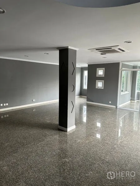 ทาวน์เฮาส์ ให้เช่าในBang Kapi, Bangkok - พื้นที่นั่งเล่นกว้าง ปูหินเงา พร้อมเสากลาง