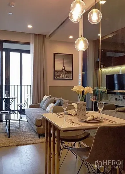 คอนโด ให้เช่าในWatthana, Bangkok - มุมทานอาหารท็อปหินอ่อน โคมไฟแขวนทรงกลม เชื่อมสู่โซนรับแขกและระเบียง