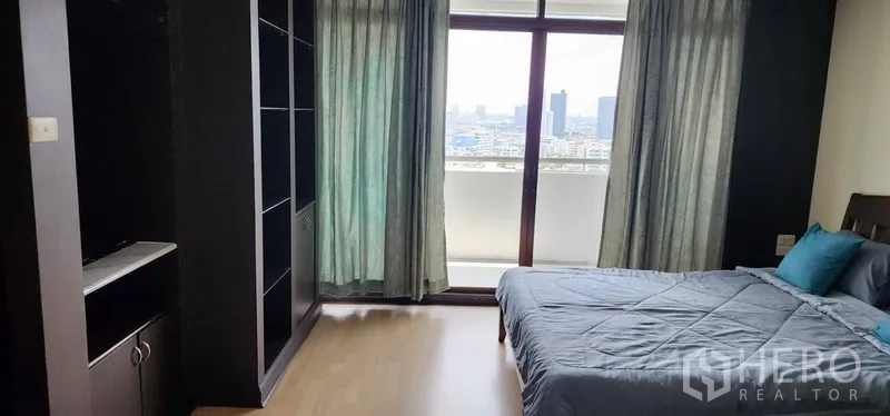 公寓 出售在Watthana, Bangkok - 卧室可直达阳台，落地玻璃门眺望曼谷天际线。