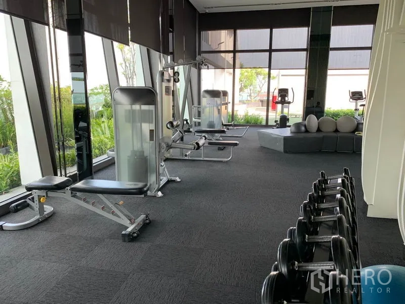คอนโด ให้เช่าในKhlong Toei, Bangkok - ฟิตเนสของคอนโดพร้อมเครื่องคาร์ดิโอ ดัมเบล และหน้าต่างบานใหญ่ติดสวน