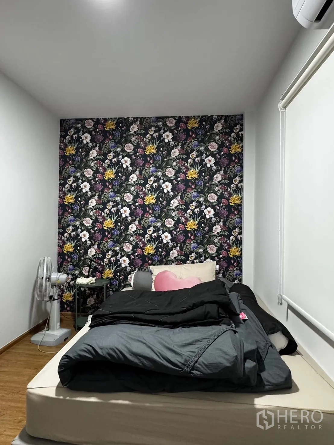 Townhouse for rent in Bang Phli, Samut Prakan - Bedroom with floral feature wall, white walls, and air-conditioning.