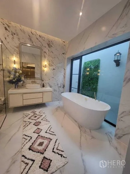 บ้าน ให้เช่าในSaphan Sung, Bangkok - ห้องน้ำหินอ่อน อ่างอาบน้ำลอยตัวและหน้าต่างมองสวนนอก