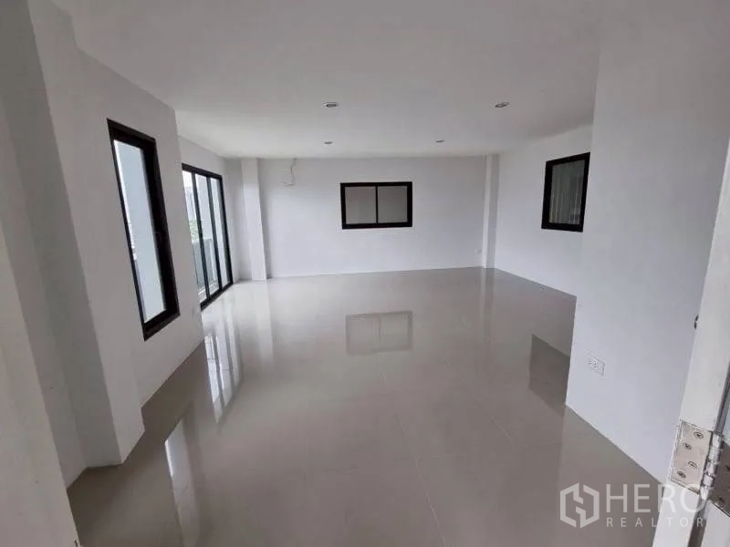 โกดัง for rent in Lam Luk Ka, Pathum Thani - ชั้นออฟฟิศเปิดโล่งพร้อมหน้าต่างหลายบานและประตูกระจกบานเลื่อน
