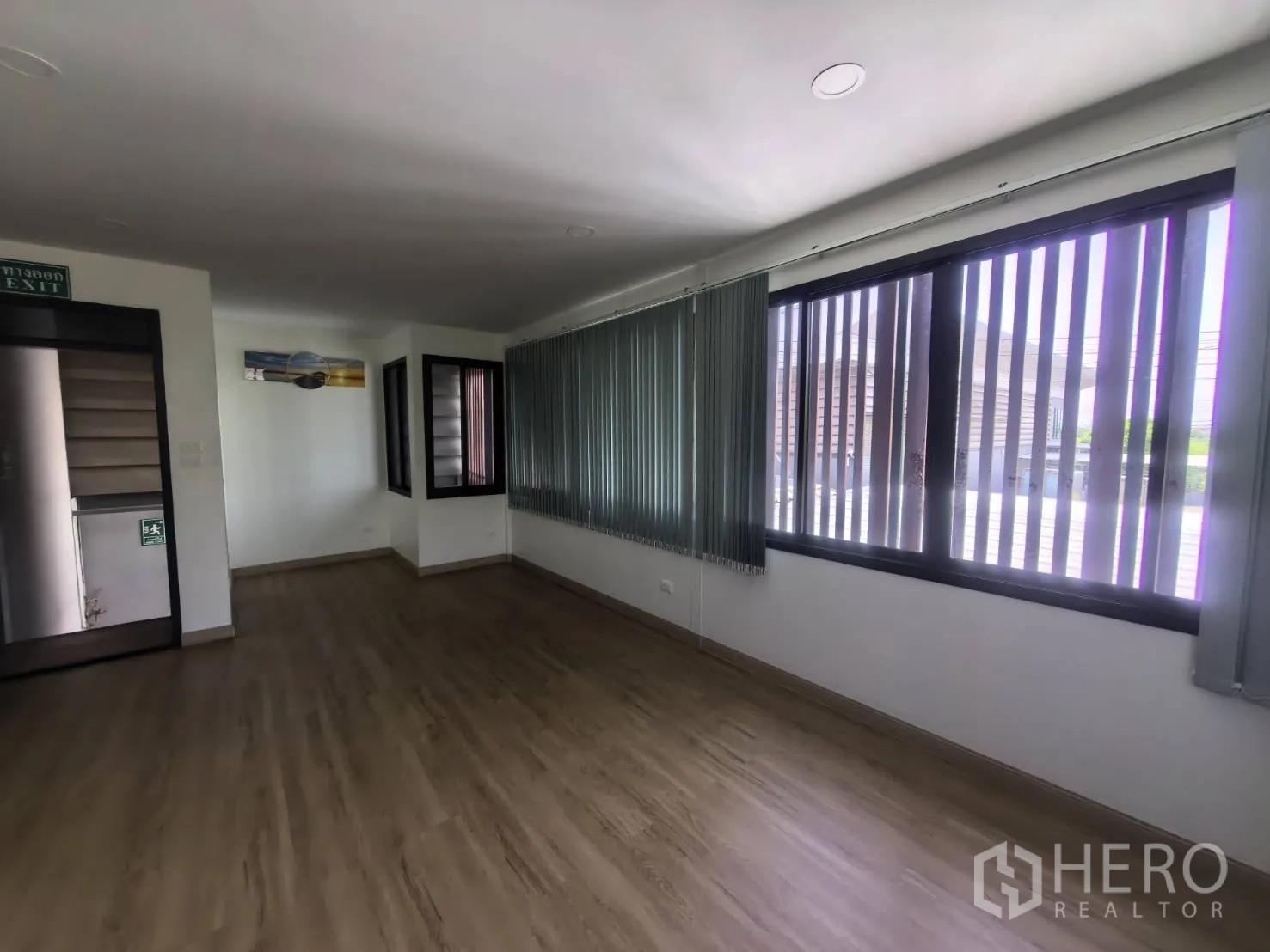 Warehouse for rent in Bang Sao Thong, Samut Prakan - Upper office corridor with large windows overlooking the yard.