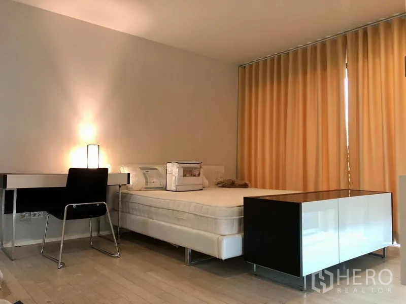 คอนโด ขายในWatthana, Bangkok - ห้องนอนกว้าง เตียงขนาดควีน โต๊ะทำงาน แสงไฟนุ่มนวล และผ้าม่านสีครีมยาว