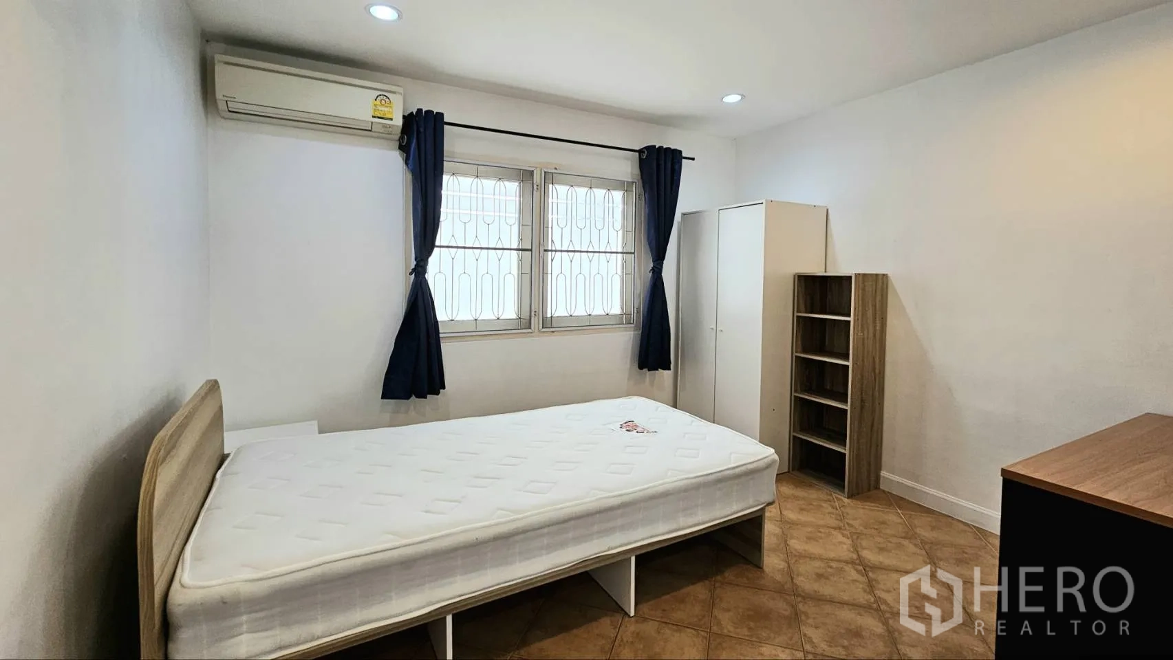 Detached House for rent in Saphan Sung, Bangkok - Bedroom with bed, wardrobe, open shelving, and tiled floor.