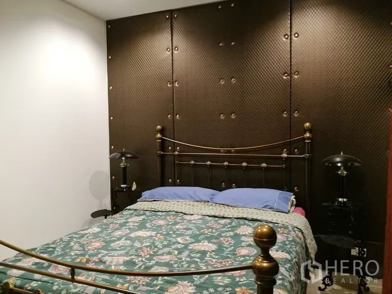 คอนโด ให้เช่าหรือขายในBang Kho Laem, Bangkok - ห้องนอนใหญ่เตียงโครงโลหะและผนังหัวเตียงลายเท็กซ์เจอร์สีบรอนซ์เข้ม