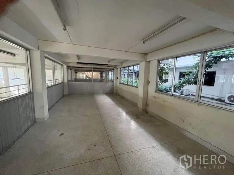 店屋 出租在Khlong Toei, Bangkok - 二层工作区，两侧大窗采光充足，可眺望绿植庭院。