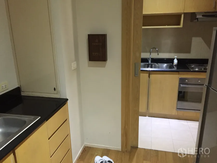 คอนโด ให้เช่าในWatthana, Bangkok - ครัวแยก เคาน์เตอร์หินแกรนิตสีดำ อ่างล้างจานคู่ และตู้ไม้โทนอ่อน