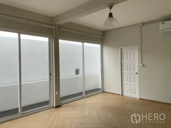 บ้าน ให้เช่าหรือขายในDin Daeng, Bangkok - ห้องนอนมีประตูบานเลื่อนจรดพื้น แอร์ผนัง และพื้นไม้