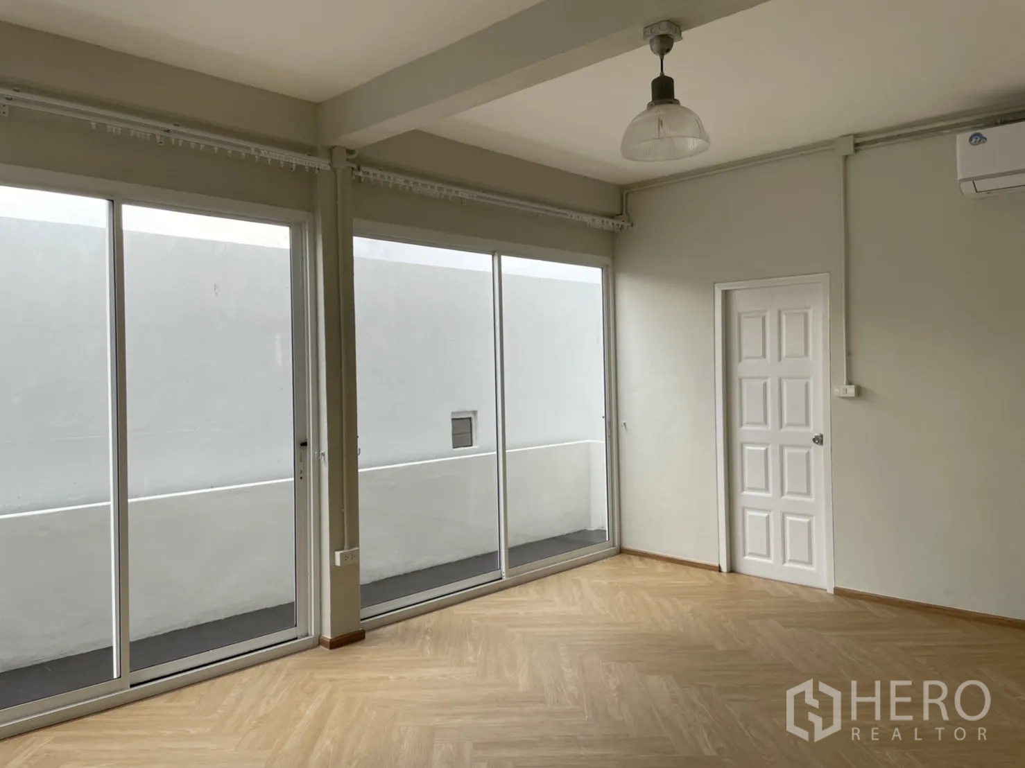 บ้าน ให้เช่าหรือขายในDin Daeng, Bangkok - ห้องนอนมีประตูบานเลื่อนจรดพื้น แอร์ผนัง และพื้นไม้