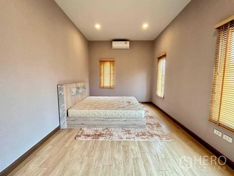 Detached House for rent in Khlong Sam Wa, Bangkok - Large bedroom with bed, recessed lighting and wooden blinds