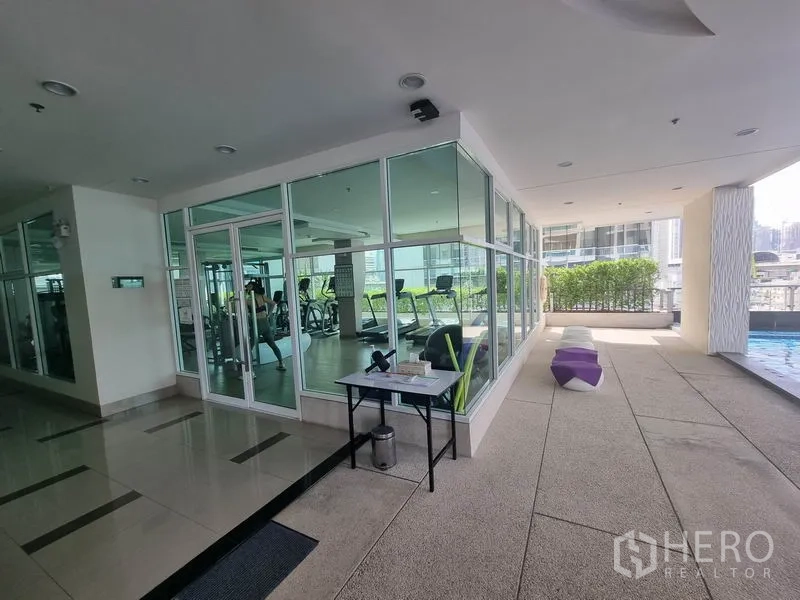 คอนโด ให้เช่าในRatchathewi, Bangkok - ห้องฟิตเนสผนังกระจกข้างสระพร้อมอุปกรณ์คาร์ดิโอและเวทเทรนนิ่ง