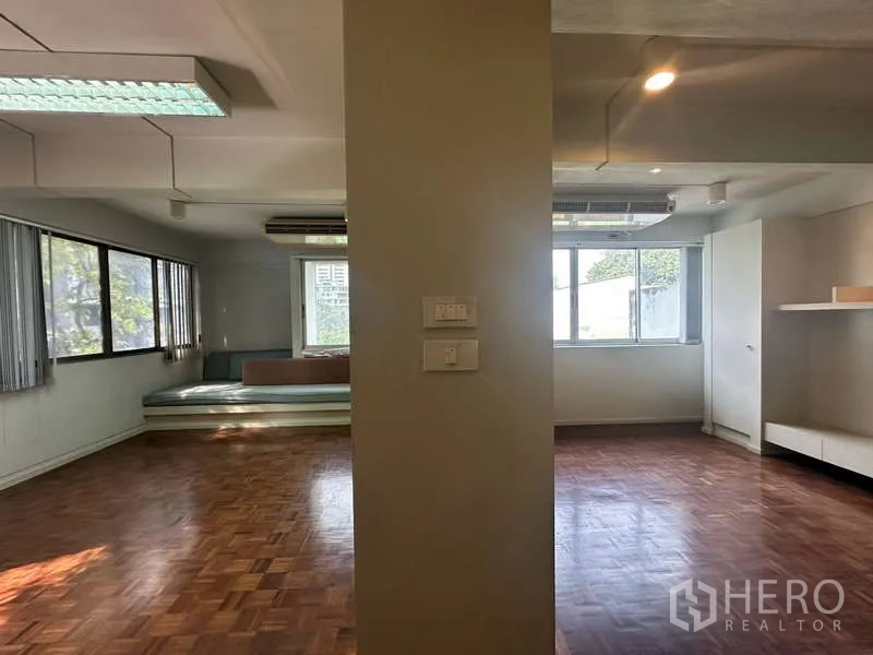อาคารพาณิชย์ ให้เช่าในKhlong Toei, Bangkok - ห้องชั้นบนขนาดใหญ่ พื้นปาร์เก้ มีมุมรับแสงสองด้าน