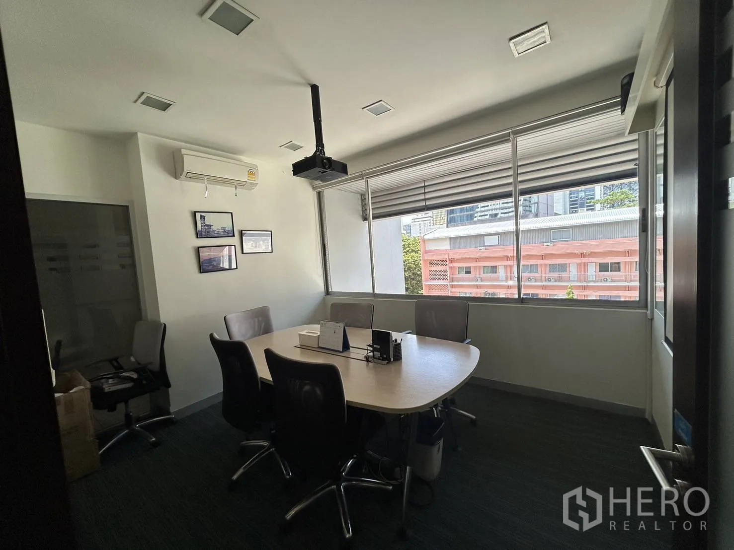 สำนักงาน ให้เช่า - ห้องประชุมย่อย โต๊ะทรงกลม โปรเจ็กเตอร์ติดเพดาน และหน้าต่างกว้าง