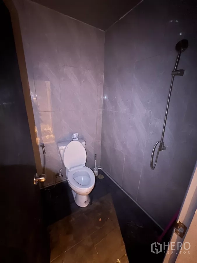 อาคารพาณิชย์ ให้เช่าในWatthana, Bangkok - ห้องอาบน้ำกระเบื้องสีเทาพร้อมฝักบัวและโถสุขภัณฑ์.