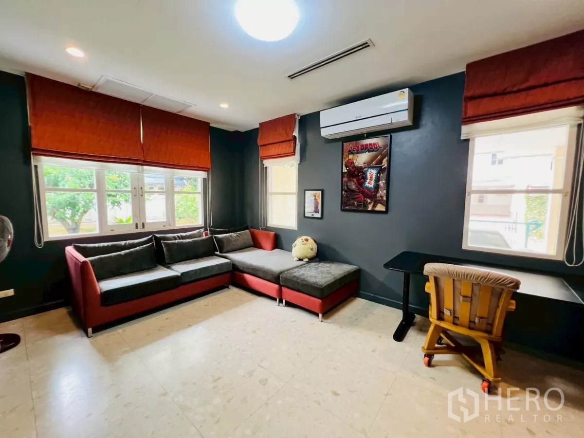 Detached House for rent in Prawet, Bangkok - Home office or family room with corner sofa, desk and air-conditioning.