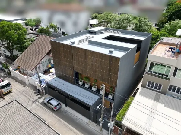 บ้าน ให้เช่าหรือขายในBangkok - ภาพมุมสูงของบ้านทรงกล่องร่วมสมัย มีช่องแสงคอร์ตยาร์ด