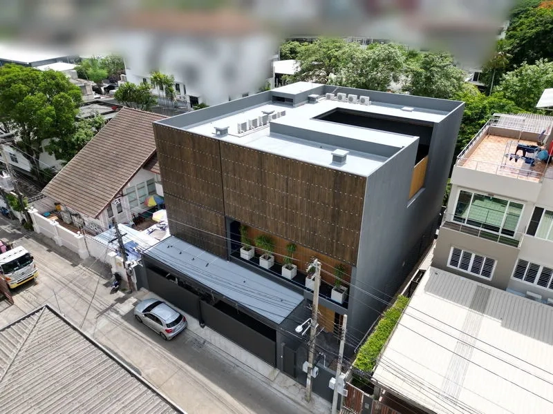 บ้าน ให้เช่าหรือขายในBangkok - ภาพมุมสูงของบ้านทรงกล่องร่วมสมัย มีช่องแสงคอร์ตยาร์ด