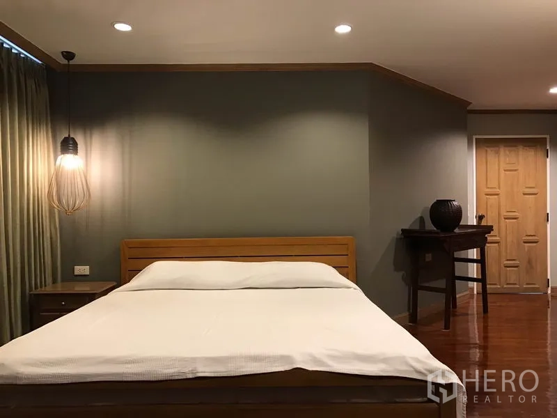 คอนโด ขายในWatthana, Bangkok - ห้องนอนไม้ เตียงไม้ โคมไฟแขวน และโต๊ะเขียนหนังสือ